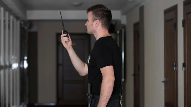 mann lytter til en samtale via en walkie talkie på kort avstand